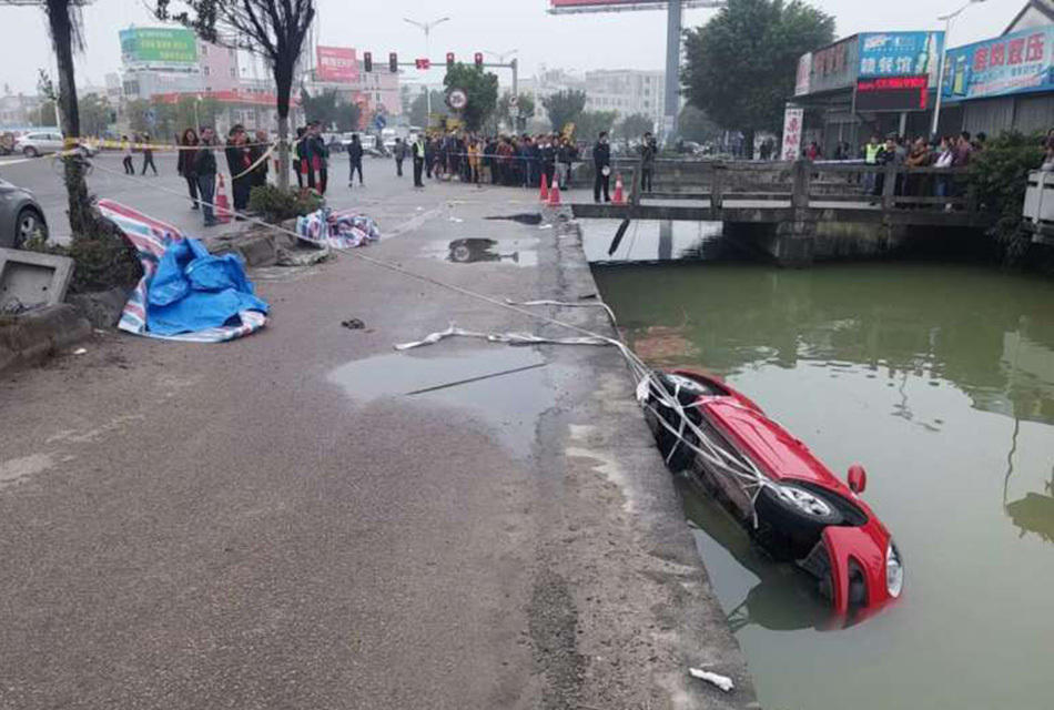 雾天小车冲入水沟一家4口亡