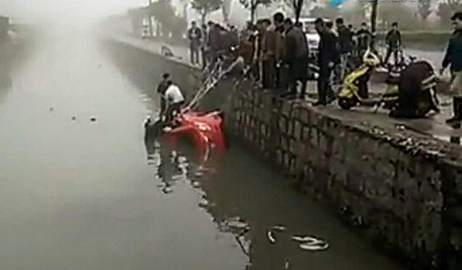 雾天小车冲入水沟一家4口亡