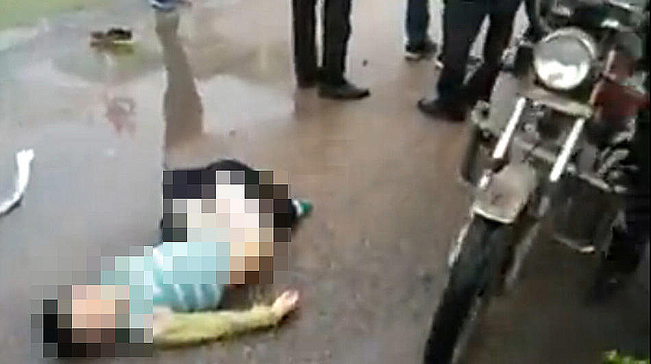 雾天小车冲入水沟一家4口亡