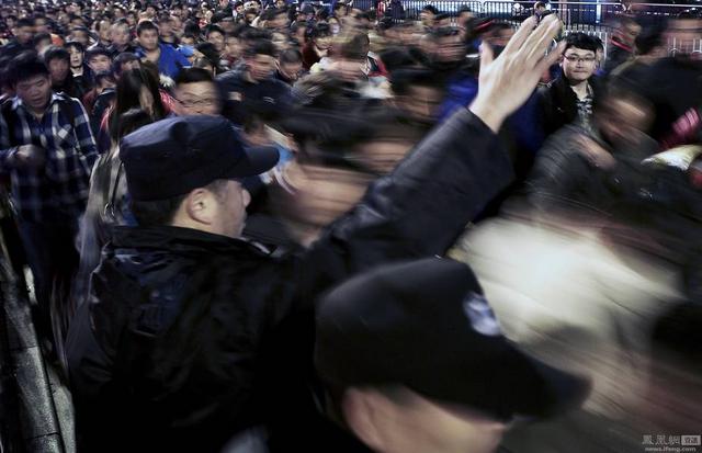 外媒镜头下的春运回家路