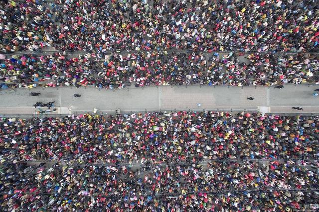 外媒镜头下的春运回家路