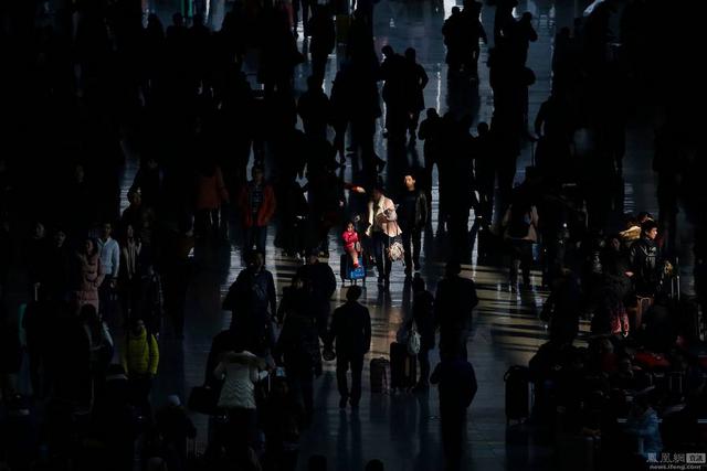 外媒镜头下的春运回家路