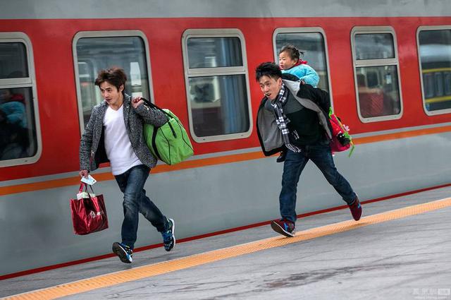 外媒镜头下的春运回家路