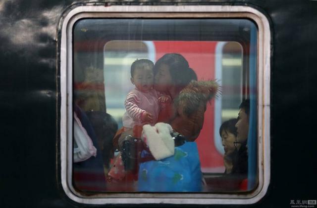 外媒镜头下的春运回家路