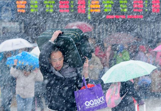 外媒镜头下的春运回家路