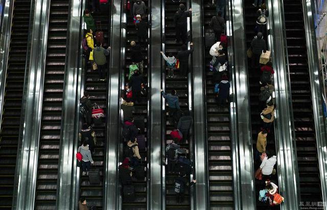 外媒镜头下的春运回家路