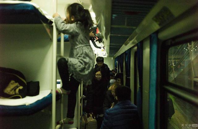 外媒镜头下的春运回家路