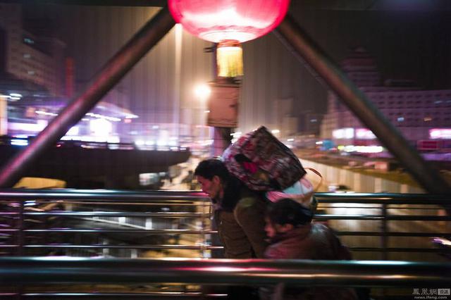 外媒镜头下的春运回家路