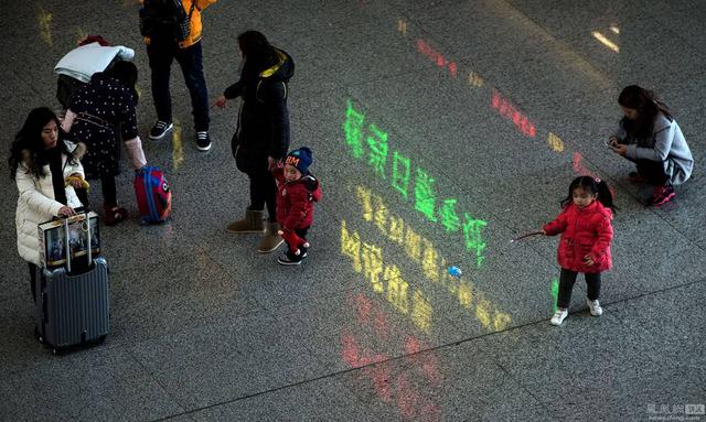 外媒镜头下的春运回家路
