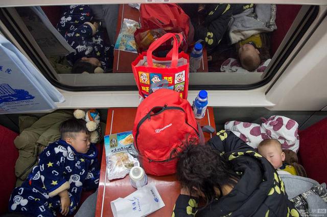 外媒镜头下的春运回家路