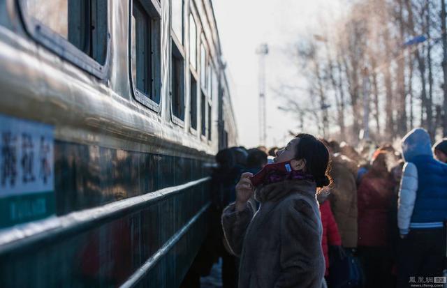 外媒镜头下的春运回家路