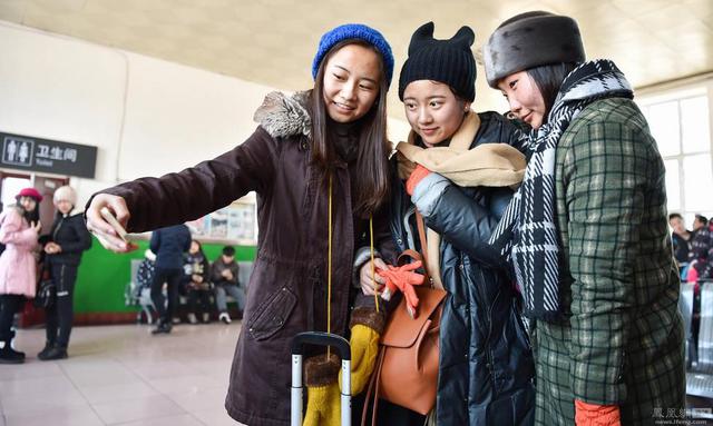 外媒镜头下的春运回家路