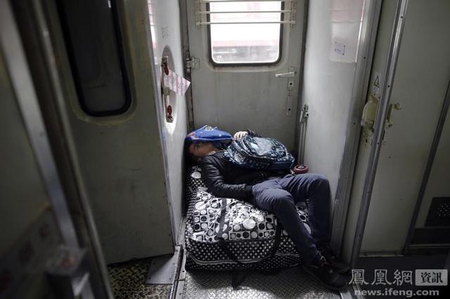 外媒镜头下的春运回家路