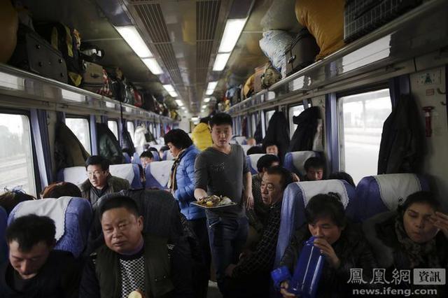 外媒镜头下的春运回家路