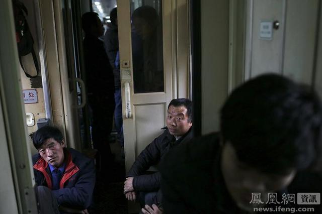 外媒镜头下的春运回家路