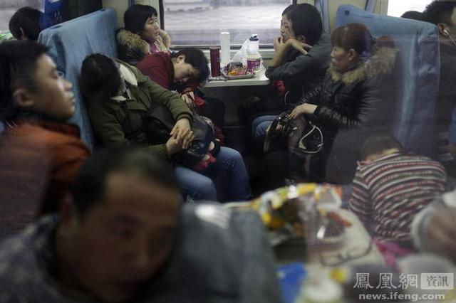 外媒镜头下的春运回家路