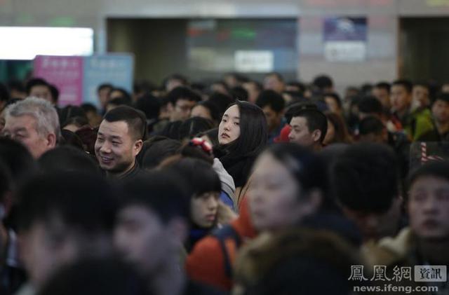 外媒镜头下的春运回家路