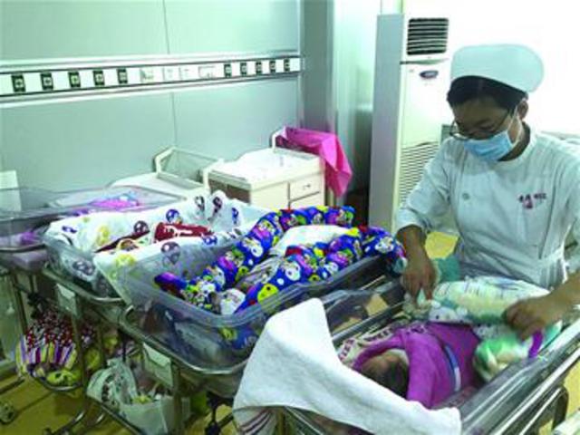 大年初一零时33分，青大医院黄岛院区一名男婴“踩点”出生，成为该院出生的首个“猴宝宝”。