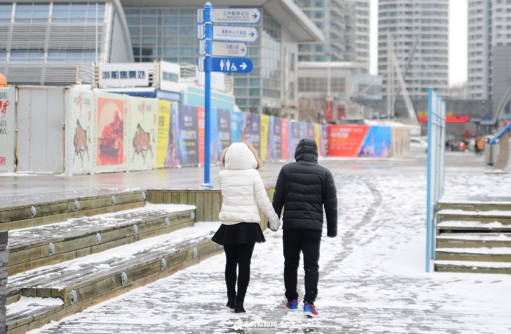 高清：青岛情侣狂风中秀恩爱 无惧大雪纷飞