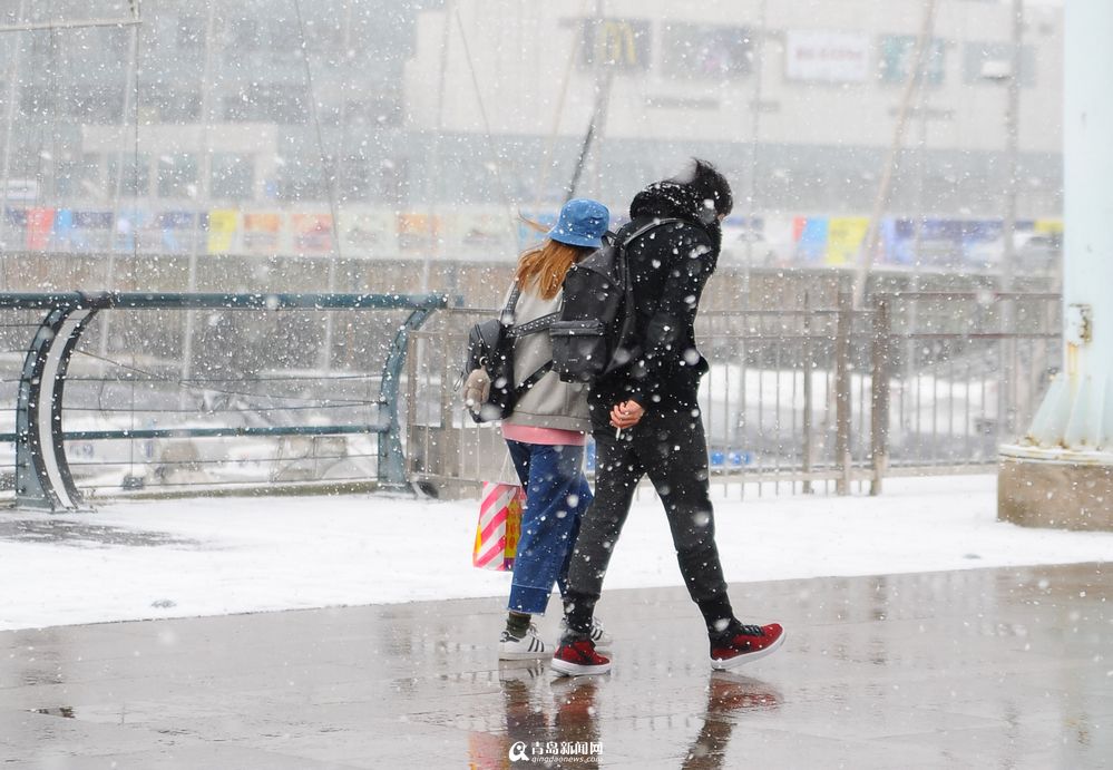 高清：青岛情侣狂风中秀恩爱 无惧大雪纷飞