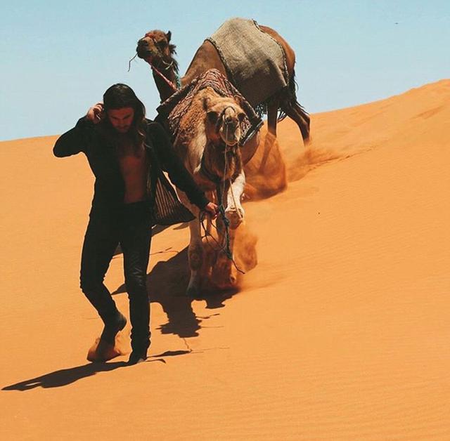 澳情侣睡机场公交 穷游世界羡煞旁人