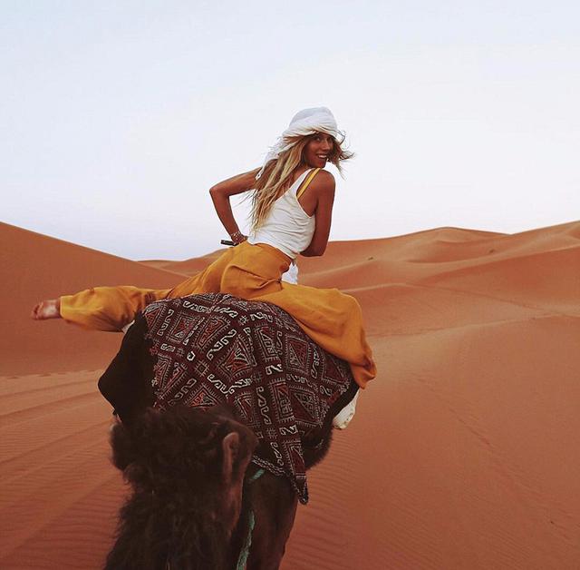 澳情侣睡机场公交 穷游世界羡煞旁人