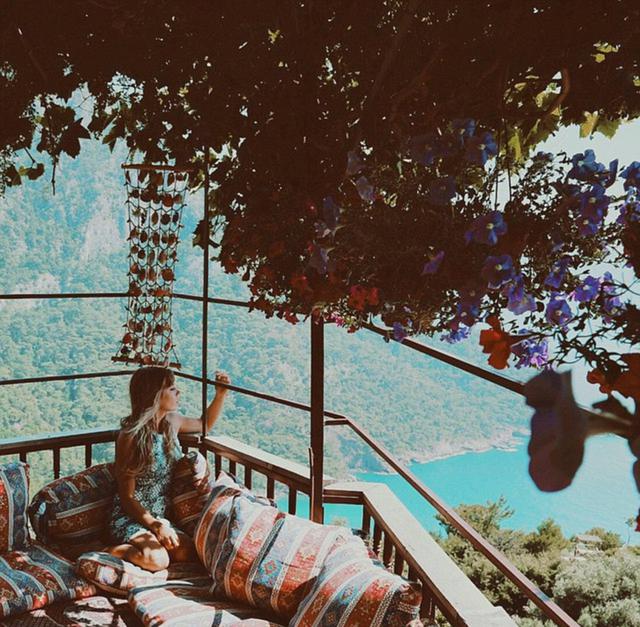 澳情侣睡机场公交 穷游世界羡煞旁人