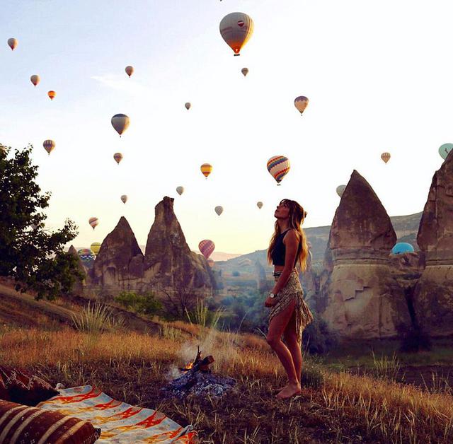 澳情侣睡机场公交 穷游世界羡煞旁人