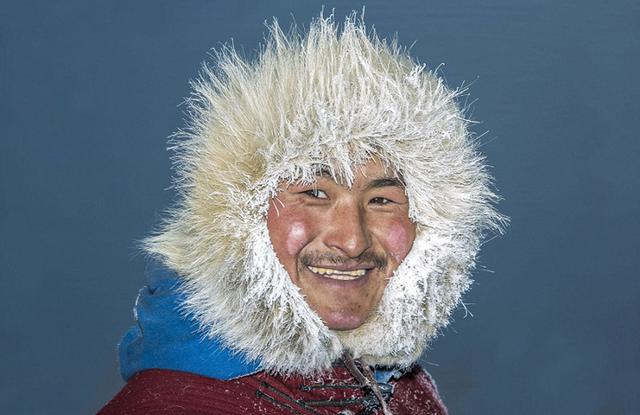 耐寒蒙古马冰天雪地竞赛展雄风