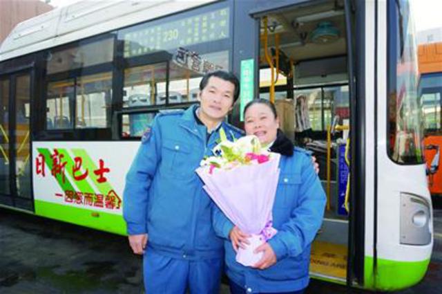 公交老夫妻车厢过情人节 深情相拥场面感人