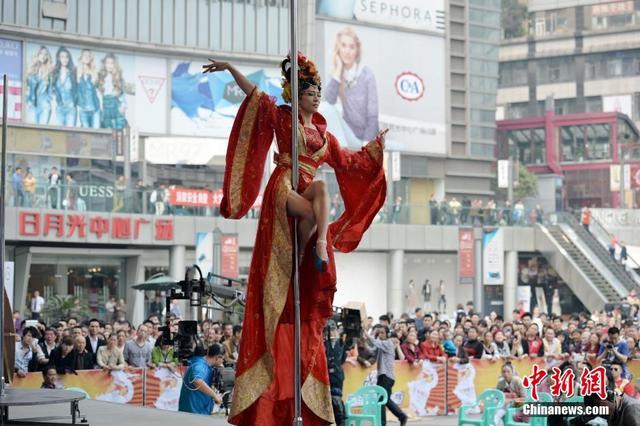 钢管舞性感着装：比基尼乡村花衣齐上阵