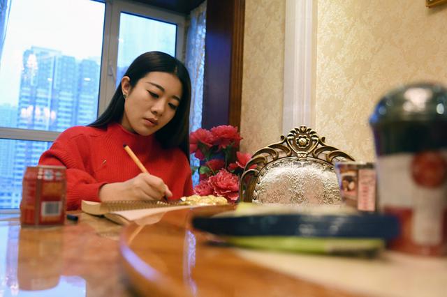 90后“外模”美女经纪人