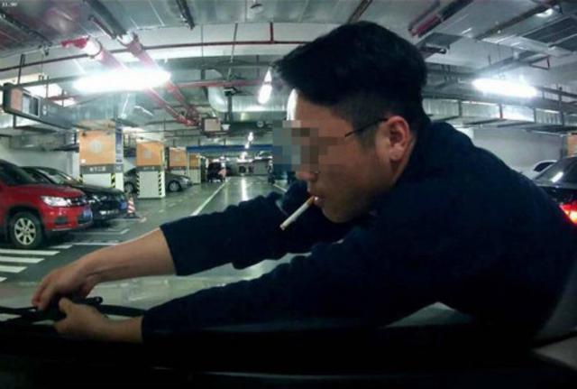 宝马司机偷邻车雨刮器 行车记录仪拍下全过程