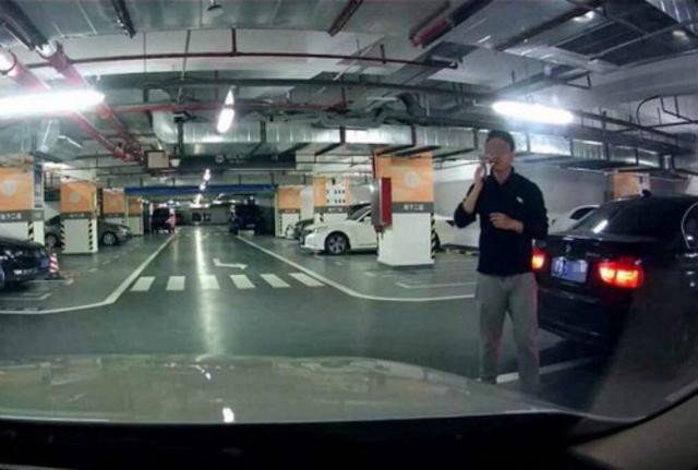 宝马司机偷邻车雨刮器 行车记录仪拍下全过程