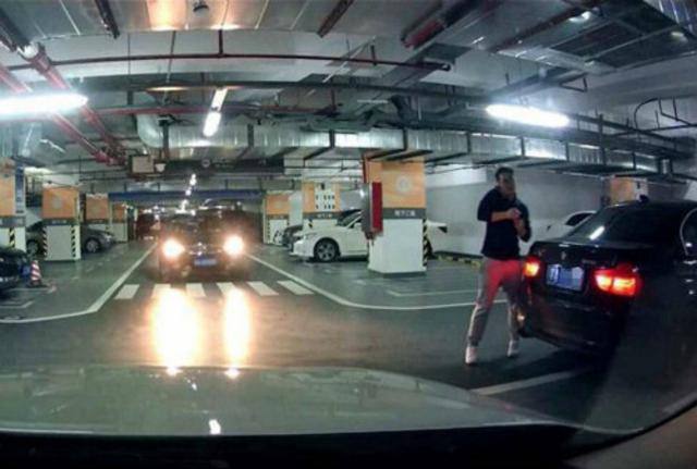 宝马司机偷邻车雨刮器 行车记录仪拍下全过程