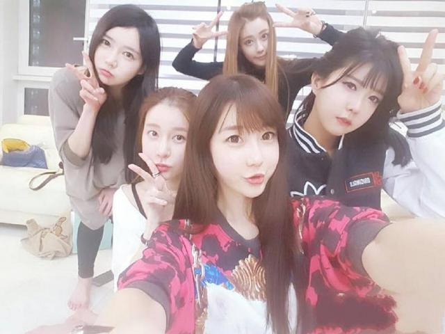 韩国网络女主播私密聚会照走红网络