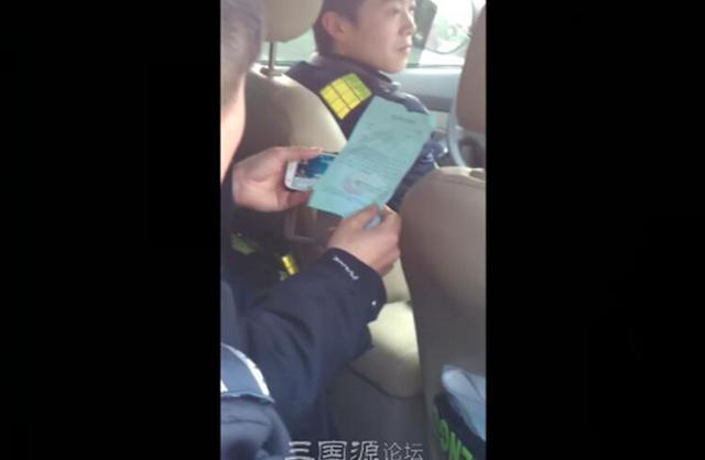 四川南充城管上班斗地主 回应:情况属实扣绩效 四川南充城管上班斗地主 回应:情况属实扣绩效
