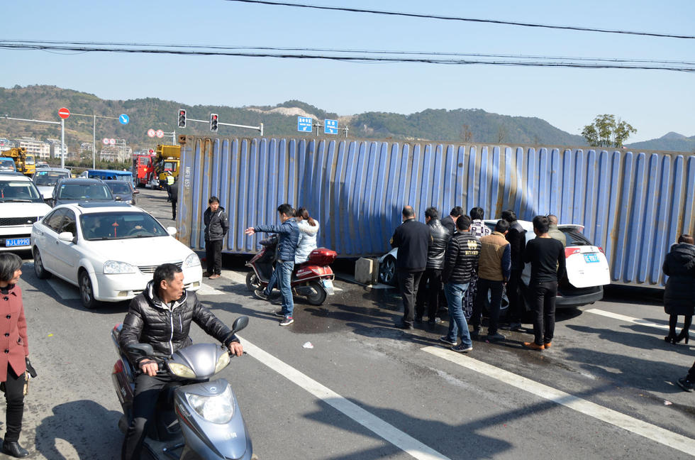 浙江温岭七车连撞 巨型集装箱车压扁SUV