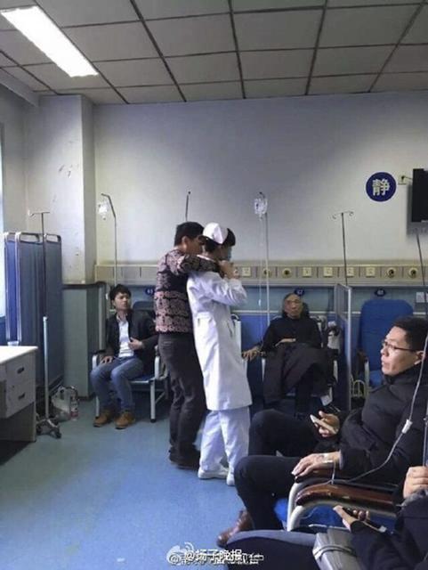 男子劫持女护士十分钟被劝服 众人围观 男子劫持女护士十分钟被劝服 众人围观