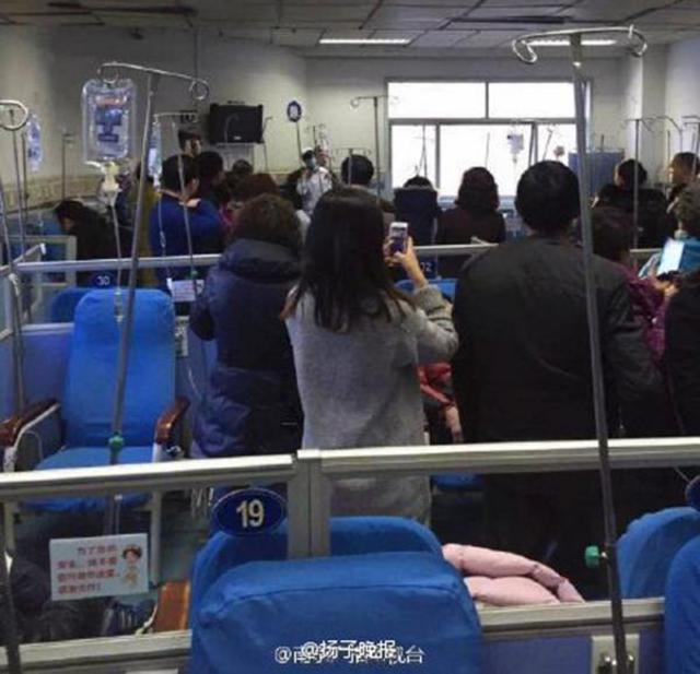 男子劫持女护士十分钟被劝服 众人围观 男子劫持女护士十分钟被劝服 众人围观