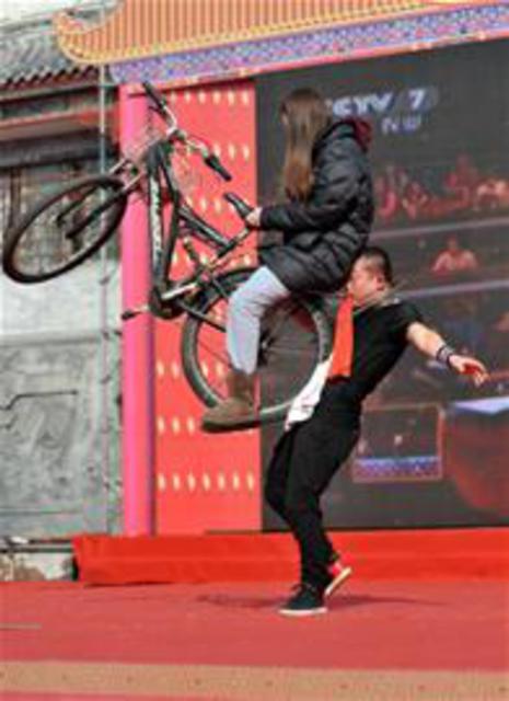 萝卜元宵糖球会上演绝技 上刀山下火海市民惊呼