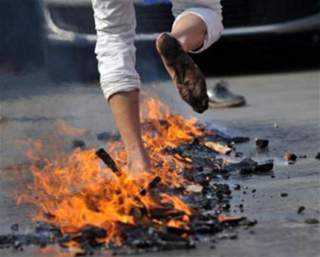 萝卜元宵糖球会上演绝技 上刀山下火海市民惊呼