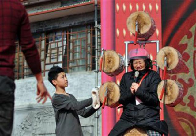 萝卜元宵糖球会上演绝技 上刀山下火海市民惊呼