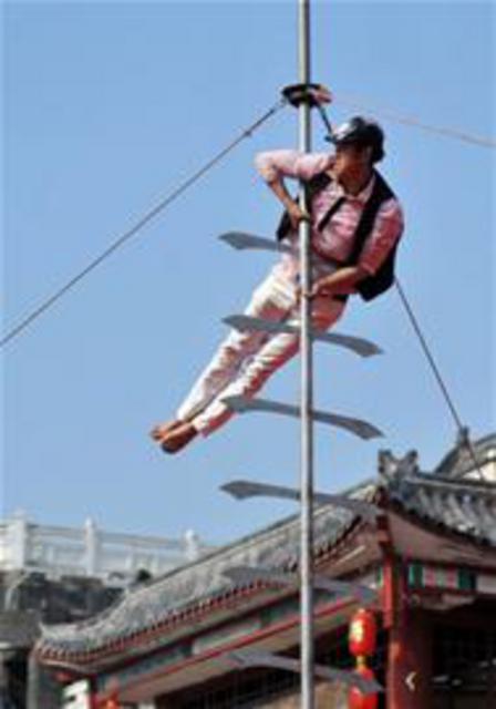 萝卜元宵糖球会上演绝技 上刀山下火海市民惊呼