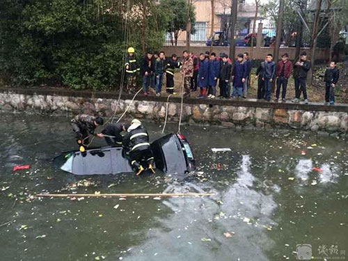 浙江两车相撞宝马坠河 孕妇怀胎8月不幸身亡