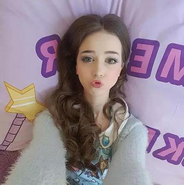 90后美女大学生蜂腰大长腿身材完美 酷似芭比(图) 90后美女大学生蜂腰大长腿身材完美 酷似芭比(图)