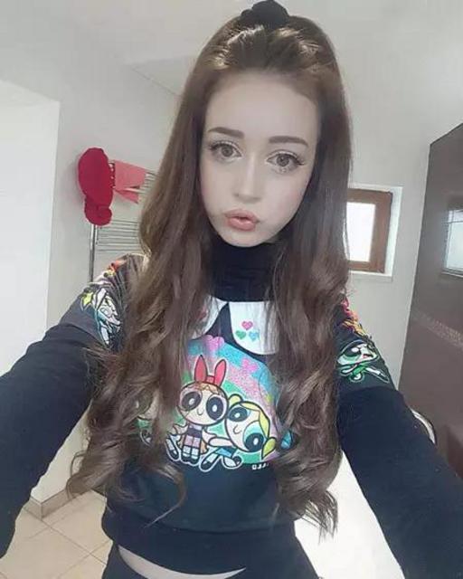 90后美女大学生蜂腰大长腿身材完美 酷似芭比(图) 90后美女大学生蜂腰大长腿身材完美 酷似芭比(图)