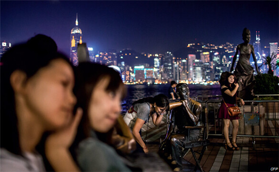 2015年4月的清明节和复活节假期期间，包含内地游客在内的抵达香港旅游的游客总人数下降12.4%。