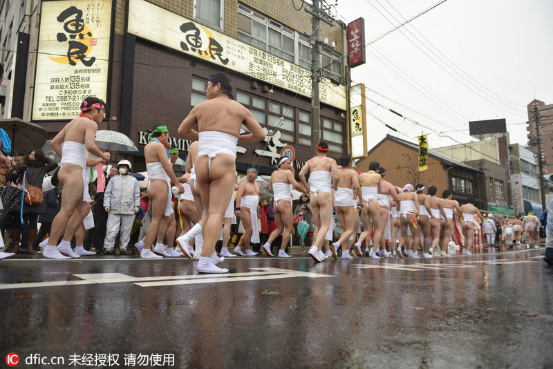 日本当地庆祝裸体节 万名男子抢幸运棒(图)