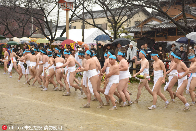 日本当地庆祝裸体节 万名男子抢幸运棒(图)